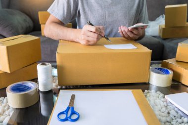 Online alışveriş parsel alışveriş kavramı hazır ol, küçük işletme müşteri göndermek için Ambalaj karton kutu sahibi genç başlatmak