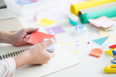 Kadın eli hurda rezervasyon veya diğer Festival süsleri DIY aksesuarlar düzenleme yapmaya kağıt kesme