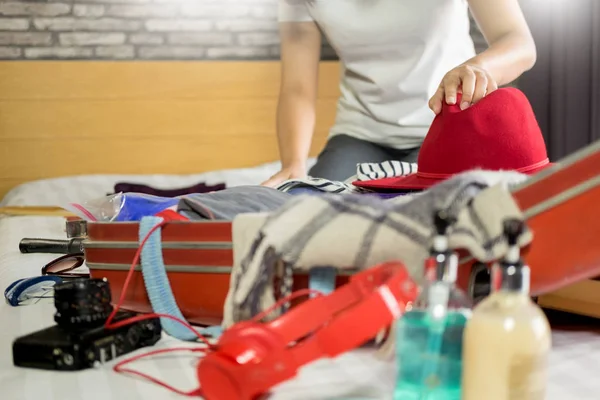 Vrouw Hand Verpakking Een Bagage Voor Een Nieuwe Reis Reizen — Stockfoto