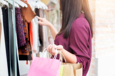 birçok alışveriş torbaları moda butik tutan tüketicilik kadın