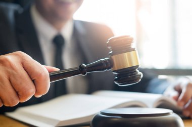 Sözleşme kağıtları ile çalışma ve hukuk kitap okuma erkek avukat