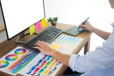 grafiği üzerinde yeni bir Proje Tasarımcısı Editör çizim işyerinde skeçler