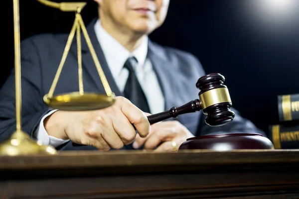 Bel- és igazságügyi jog fogalma. Férfi bíró a tárgyalóteremben dolgozik woo — Stock Fotó