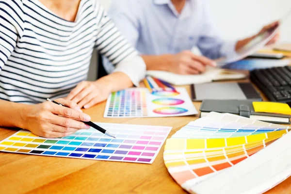 Praca Projektant kreatywność kreatywnych razem, farbowanie u — Zdjęcie stockowe