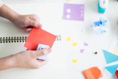 Kadın eli hurda rezervasyon veya diğer Festival d yapma kağıt kesme