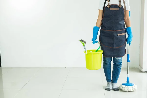Jovem governanta limpeza chão mobbing segurando esfregona e plástico — Fotografia de Stock
