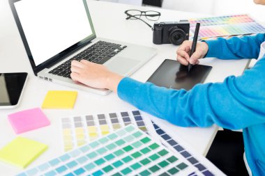 iç tasarım veya grafik tasarımcı yenileme ve teknoloji işbirliği