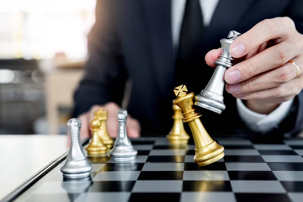 Empresário jogar xadrez figura tomar um xeque-mate outro rei — Fotografia de Stock