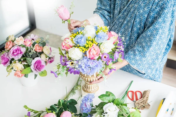 Mujeres jóvenes propietaria de un negocio floristería haciendo o Arreglando Artificia —  Fotos de Stock