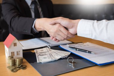 Emlak müteahhidi Aracısı ve oturum anahtarları veren belge açma 