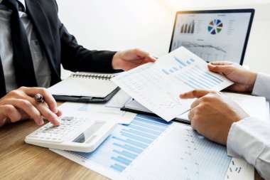 İş yaratıcı iş arkadaşlarınızla toplantı tartışırken gösteren takım 