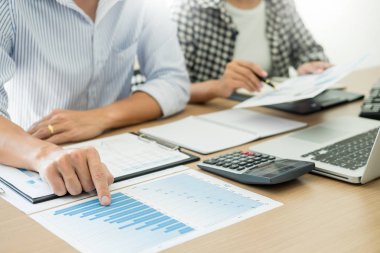 Toplantı iş adamları çözümlenirken finansal belgeler co, takım