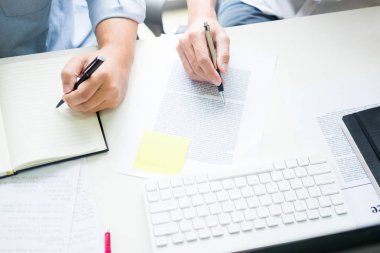 Çeşitli genç yetişkinler Üniversitesi öğretmen sunu çalışma grubu