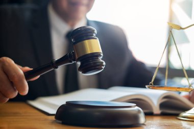 Sözleşme kağıtları ile çalışma ve hukuk kitap okuma erkek avukat