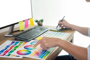 grafiği üzerinde yeni bir Proje Tasarımcısı Editör çizim işyerinde skeçler