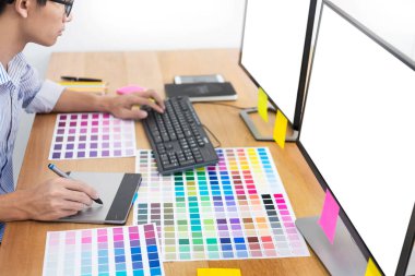 grafiği üzerinde yeni bir Proje Tasarımcısı Editör çizim işyerinde skeçler