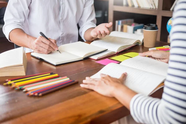 Giovani studenti compagni di classe aiutano amico recupero cartella di lavoro e l — Foto Stock