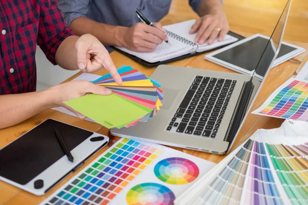 Team Web designer working drawing something on graphic computer — Stock Photo, Image