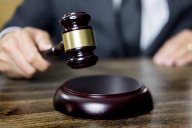 Adalet ve hukuk kavramı. Üzerinde çalıştığı bir mahkemede erkek yargıç woo