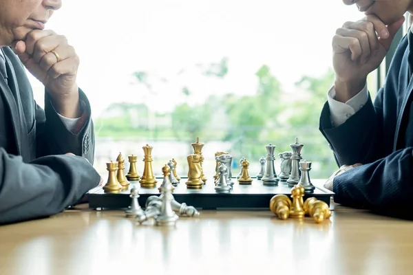 Homem de negócios jogando figuras de jogo de xadrez na mesa de madeira para analy — Fotografia de Stock