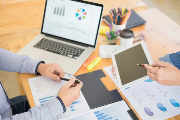 Trabajo creativo del equipo de compañeros de trabajo Reunión Discusión mostrando el — Foto de Stock