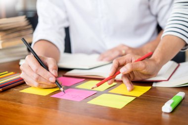 Genç öğrenciler sınıf çalışma kitabı ve l kadar alıcı arkadaşa yardım