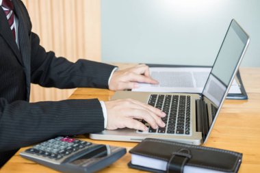 İş adamı iş üstünde Resepsiyon ofis iş finansal analiz cha