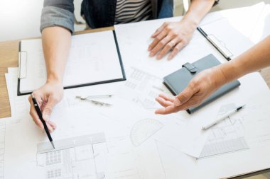ofiste tasarımcıları tartışma Blueprint Archite çalışıyoruz