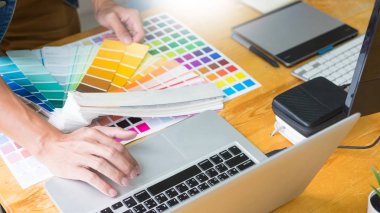 grafik tasarımcı ekibi renk örneklerini kullanarak web tasarımı üzerinde çalışıyor