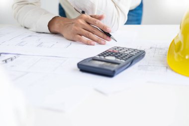 Yakın çekim, kişinin mühendis el çizim planı üzerinde mavi baskı wi