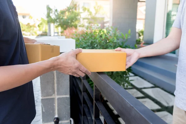 Lieferservice nach Hause liefert Paket nach Hause und Frau erhält Post — Stockfoto