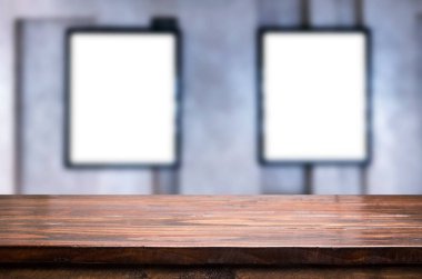 Soyut üzerinde ahşap masa iç arka plan ve dekorasyon görüntü veya montaj için boş alan ürünleriniz bulanık.