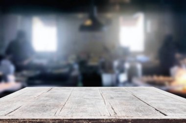 Ahşap restoran arka plan ve boşluk dekorasyon için pişirme Chef ile soyut bulanık mutfak masasında görüntülemek veya ürün montaj.