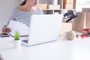 İşadamı dükkan sahibi kontrol hisse senedi w sipariş veya liste stokta