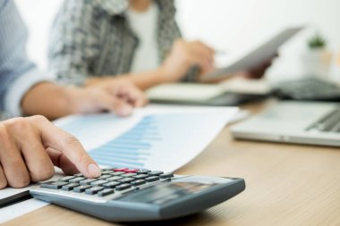 İş insanlar çalışma çözümleme grafik üzerinde toplantı salonu, Resepsiyon, 
