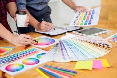 takım iç tasarımcı grafik compu kullanarak yeni bir proje çizim