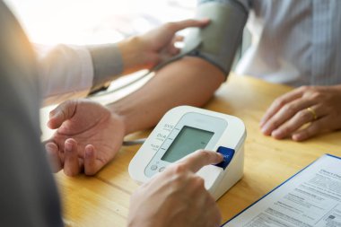 Ölçme ve hospi hastada kan basıncı kontrol doktor