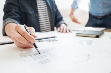 Mühendis tartışırken toplantı planı proje archite üzerinde çalışma