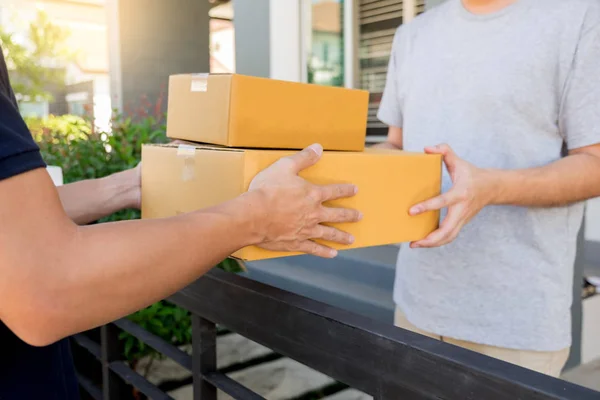 Lieferservice-Konzept, Kundenhand erhält einen Karton — Stockfoto