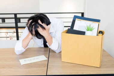 İş adamları istifa belge ve ambalaj persona tutuyor