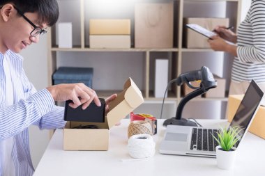 İşadamı dükkan sahibi kontrol hisse senedi w sipariş veya liste stokta