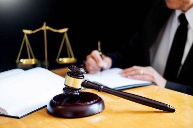 Sözleşme kağıtları ile çalışma ve hukuk kitap okuma erkek avukat