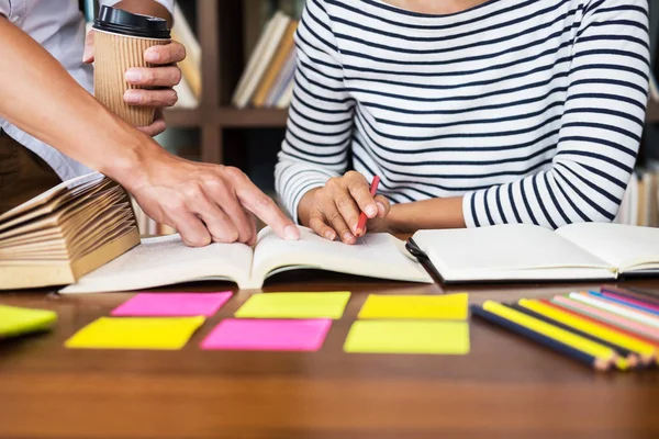 Giovani studenti compagni di classe aiutano amico recupero cartella di lavoro e l — Foto Stock