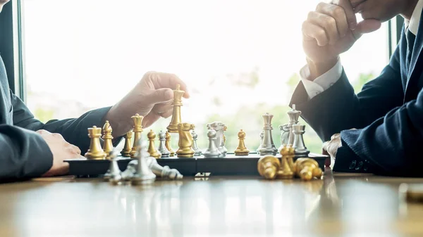 Homem de negócios jogando figuras de jogo de xadrez na mesa de madeira para analy — Fotografia de Stock