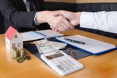 Emlak müteahhidi Aracısı ve oturum anahtarları veren belge açma 