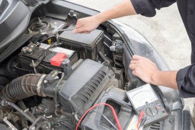 Bakım araba tamir otomotiv kavramı, adam araba mekanik kontrol