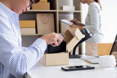 İşadamı dükkan sahibi kontrol hisse senedi w sipariş veya liste stokta