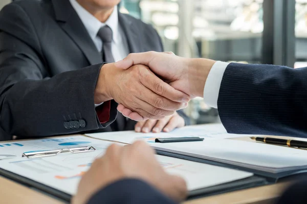 Negotiating business, Two confident business man shaking hands w — Stock Photo, Image