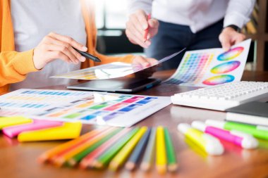 Grafik tasarım ortakları yenileme ve teknoloji kavramı - bir masaüstü bilgisayar ve bazı renk örneklerini kullanarak seçimi üzerinde birlikte çalışma