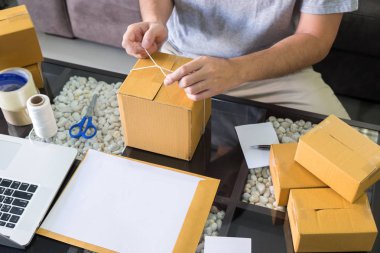 Online alışveriş parsel alışveriş kavramı hazırlamak, genç başlamak yukarıya 
